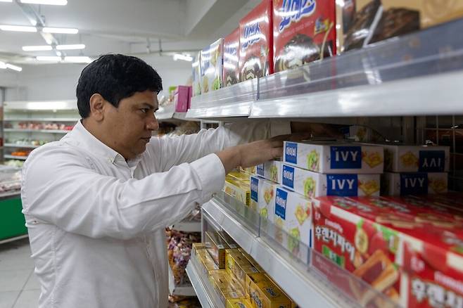 ‘자프란마트’에서 시디크 아부바커 사장이 물품을 정리하고 있다.