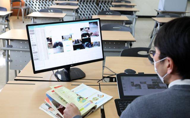 지난달 인천시 부평구 인천외고 교사가 온라인 수업을 하고 있다. 인천=뉴시스