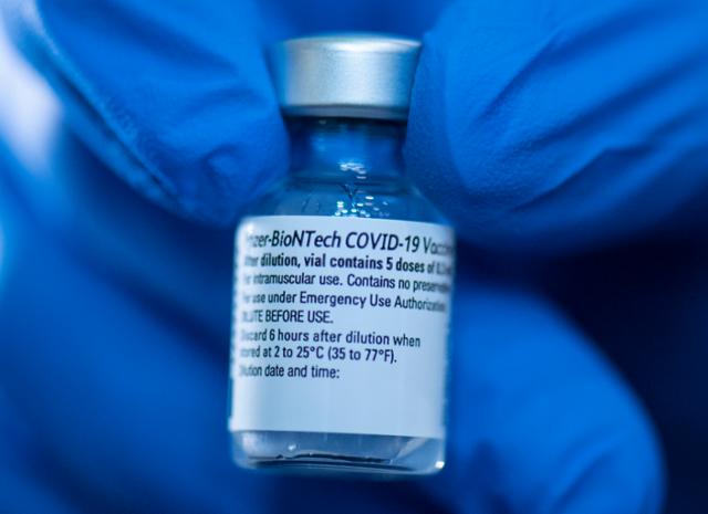 19일 독일의 한 백신센터에서 의료진이 화이자와 바이오엔테크가 공동 개발한 코로나 19 백신이 들어 있는 병을 들고 있다. 독일은 12월 27일부터 화이자 코로나19 백신 접종을 시작했다. 프랑크푸르트=AP/뉴시스