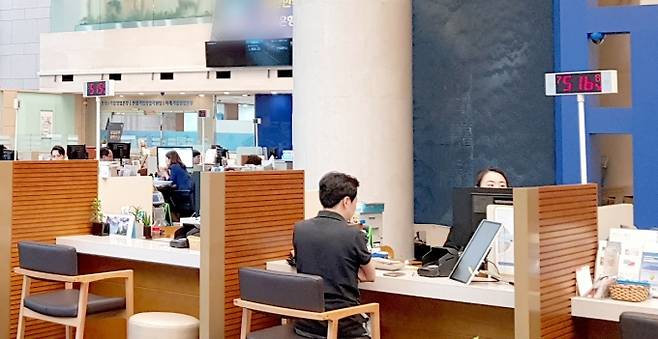 금융사 창구에서 고객들이 상담을 하고 있다. [사진=아이뉴스24 DB]