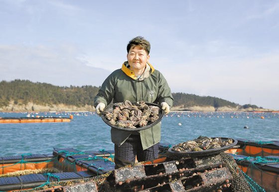 청정수산의 이재훈씨가 청산도 해상 가두리 양식장에서 직접 길러낸 전복을 보여주고 있다. 프리랜서 장정필