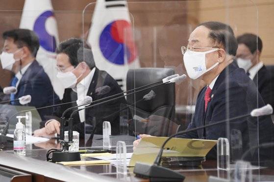 홍남기 경제부총리 겸 기획재정부 장관이 25일 세종시 정부청사 기재부 대회의실에서 세종-서울간 화상으로 열린 확대간부회의를 주재하고 있다. 같은 시각 정세균 총리와 이낙연 대표는 문재인 대통령의 업무보고에 참석했다. 기획재정부 제공