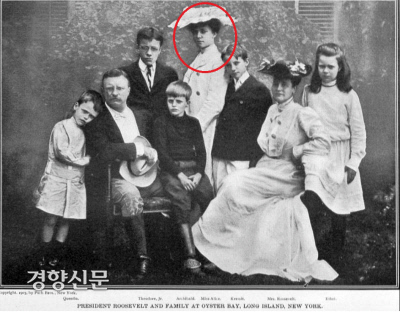 시어도어 루즈벨트 미국 대통령의 가족 사진. 장녀인 앨리스(맨 뒤 가운데 붉은 원안)가 1905년 대한제국을 방문했을 때의 나이는 21살이었다.