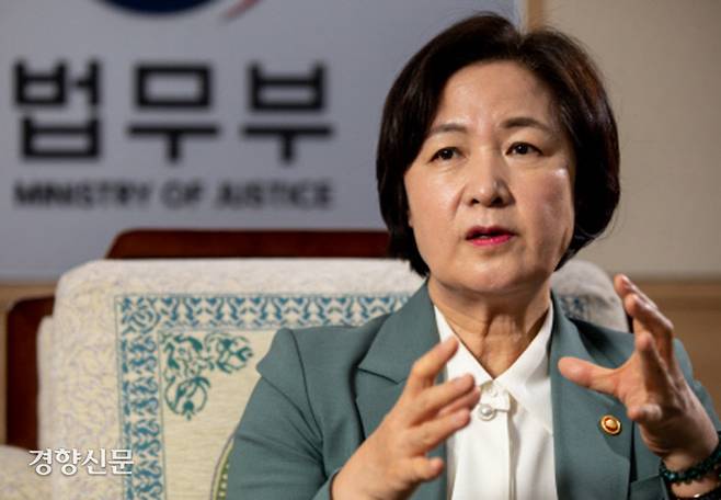 추미애 법무부 장관이 지난 21일 정부과천청사 법무부 장관실에서 경향신문과 인터뷰하고 있다. 우철훈 선임기자