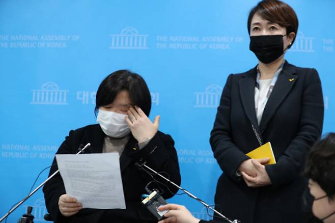 정의당 젠더인권본부를 맡고 있는 배복주 부대표(왼쪽)가 25일 국회 소통관에서 김종철 대표의 성추행 사건 관련 긴급기자회견 도중 눈물을 닦고 있다. 오른쪽은 정호진 대변인. /국회사진기자단