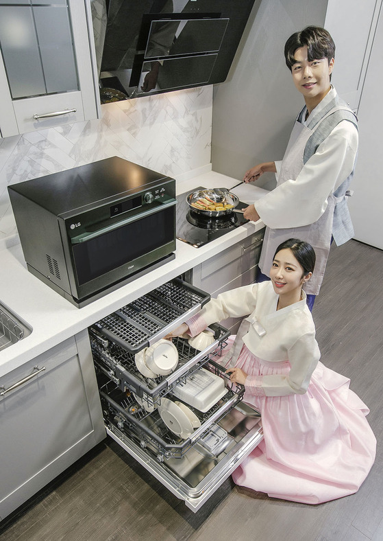 Models pose with LG Electronics kitchen appliances. The company said it will run various events including a maximum 100,000 won ($90) cashback to people that purchase microwaves, dishwashers and ovens. [LG ELECTRONICS]