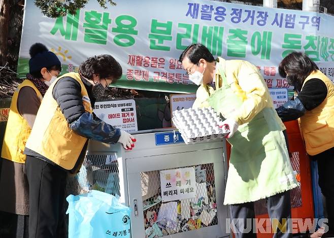 장종태 대전 서구청장(오른쪽 두 번째)은 25일 갈마1동을 방문해 ‘설맞이, 우리 동네 따뜻한 희망 나누기’를 행사를 했다.