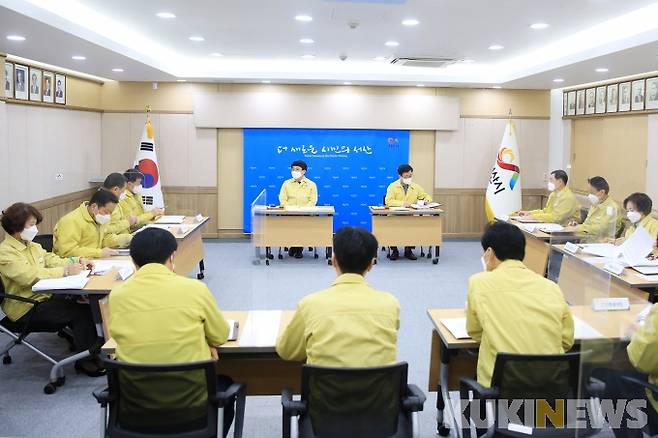 맹정호 서산시장이 25일 상황실에서 코로나19 관련 간부회의를 열고 보고받는 모습.