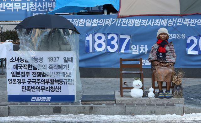 위안부 피해자 할머니들이 일본 정부를 상대로 낸 손해배상청구 1심 재판 결과가 나온 지난 8일 촬영된 서울 종로구 옛 일본대사관 앞 평화의소녀상. 연합뉴스