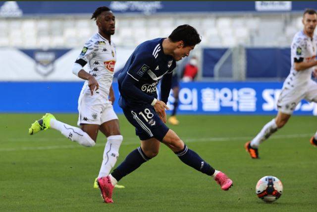 결승골을 넣는 황의조. 보르도 트위터 캡처