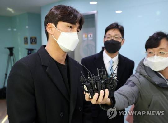 kt 위즈 주권이 25일 서울 서초구 한국야구위원회 컨퍼런스룸에서 열린 연봉조정위원회에 참석하며 기자의 질문에 답하고 있다. 주권과 KT는 2021시즌 연봉에 각각 2억5천만원과 2억2천만원을 제시하며 합의하지 못했다.[연합뉴스]