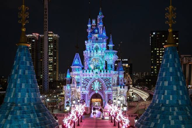 반짝반짝 빛나는 얼음왕국으로 변신한 롯데월드 매직캐슬(맵핑영상). /사진=롯데월드
