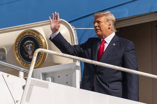 도널드 트럼프 전 미국 대통령이 20일(현지시간) 플로리다주 웨스트팜비치의 팜비치 국제공항에 도착해 전용기 에어포스원에서 내리며 손을 흔들고 있다. /사진=[웨스트팜비치=AP/뉴시스]
