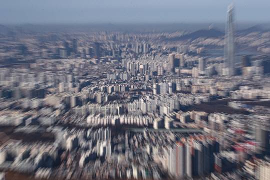 ‘불확실한’ 부동산 시장 : 전셋집 품귀 현상과 가격 상승 등 부동산 정책 부작용이 심화된 가운데 주택임대차보호법 시행 6개월을 맞은 24일 서울 송파구 잠실 일대에 아파트가 빼곡히 들어서 있다.  연합뉴스