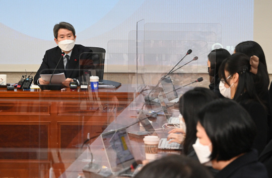 통일장관 간담회 : 이인영(왼쪽) 통일부 장관이 25일 오전 서울 삼청동 남북회담본부에서 열린 신년 기자간담회에서 기자들의 질문에 답변하고 있다.  김호웅기자