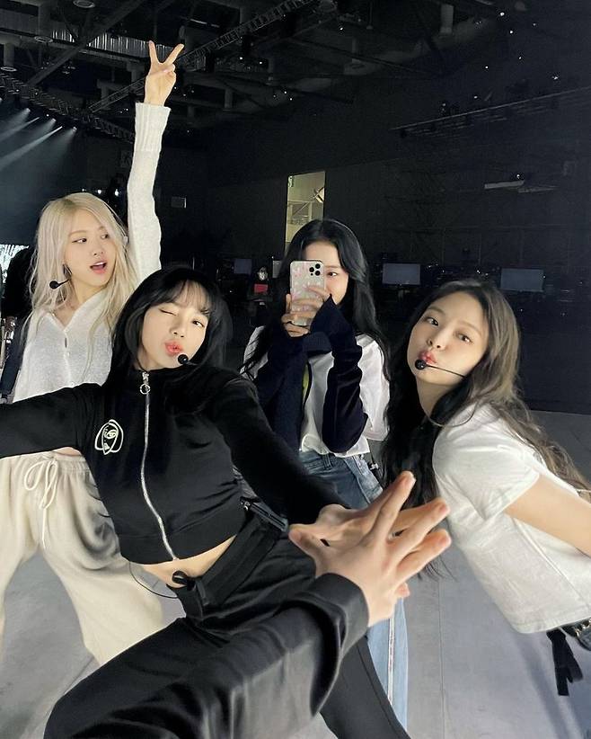 Group BLACKPINK JiSoo shared a Supernatural routine with members.JiSoo posted a picture on his instagram on January 25 with an article entitled 2021.1.31 dont miss out THE SHOW see you real soon. In the public photos, JiSoo, Jenny Kim, Lisa and Rosé are posing in a personalized pose with a person in the choreography.The appearance of those who take off their colorful stage styling and show off their Supernatural charm captivated global fans.It appears to be working on practice ahead of The Show Concert.Meanwhile, BLACKPINK is set to host its first livestream concert The Show on the 31st.Lee Soo-min in the news