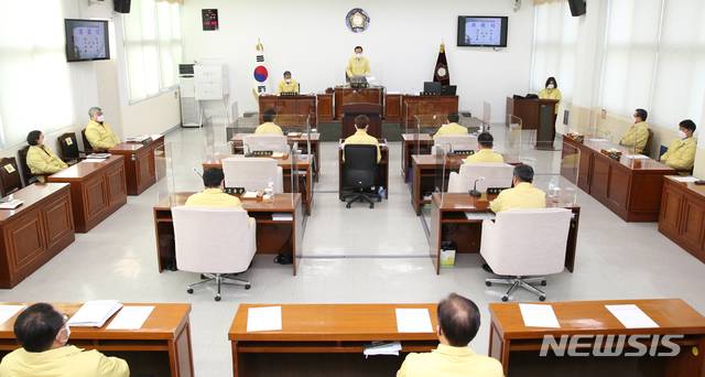 [서천=뉴시스] 서천군의회가 25일 제288회 임시회를 개회하고 있다. (사진= 서천군의회 제공)