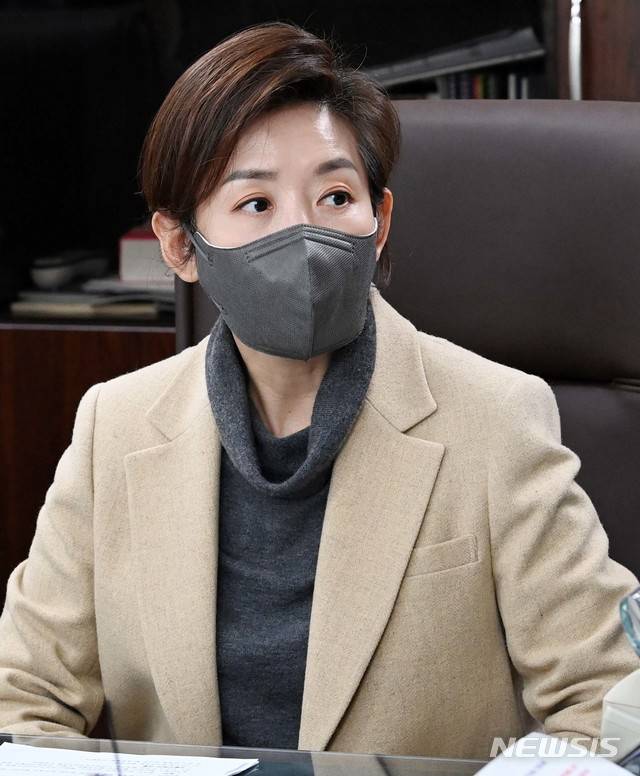 [서울=뉴시스]국회사진기자단 = 서울시장 보권선거에 출마한 나경원 전 국민의힘 의원이 25일 서울 용산구 대한노인회를 방문해 김호일 회장과 노인 현안에 대해 대화를 나누고 있다. 2021.01.25. photo@newsis.com