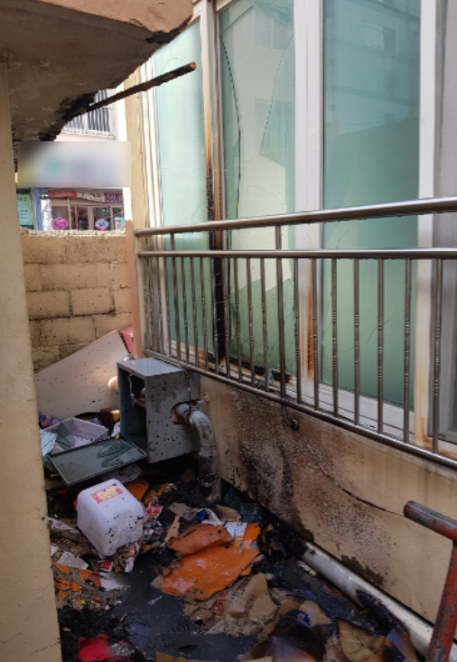 부산 부암동 한 아파트 외벽에 화재 흔적이 남아 있다. 부산경찰청 제공