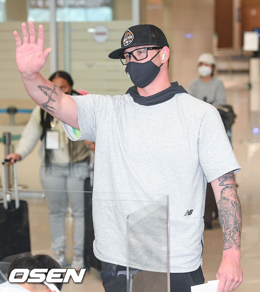 [OSEN=인천국제공항,박준형 기자] 삼성 용병 3인방이 25일 오후 인천국제공항을 통해 입국했다.삼성 라이온즈는 지난 시즌 활약했던 선발 투수 데이비드 뷰캐넌, 벤 라이블리와 재계약하는 데 성공했고 타자 호세 피렐라를 영입해 타선을 강화했다.벤 라이블리가 포즈를 취하고 있다./ soul1014@osen.co.kr