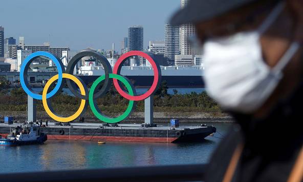 사진은 지난해 12월 1일 도쿄의 오다이바 해상에 떠 있는 오륜 마크 모습. 도쿄=AP/뉴시스