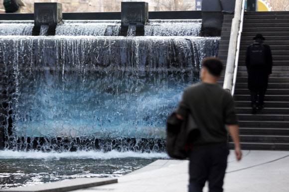 포근한 날씨를 보인 25일 오후 서울 청계천에서 가벼운 옷을 입은 시민들이 산책을 하고 있다. 뉴스1