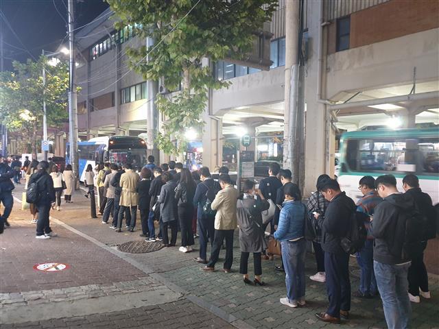 서울 영등포구 당산역 부근의 버스정류소를 이용하려는 승객들이 길게 줄지어 서 있다.영등포구 제공