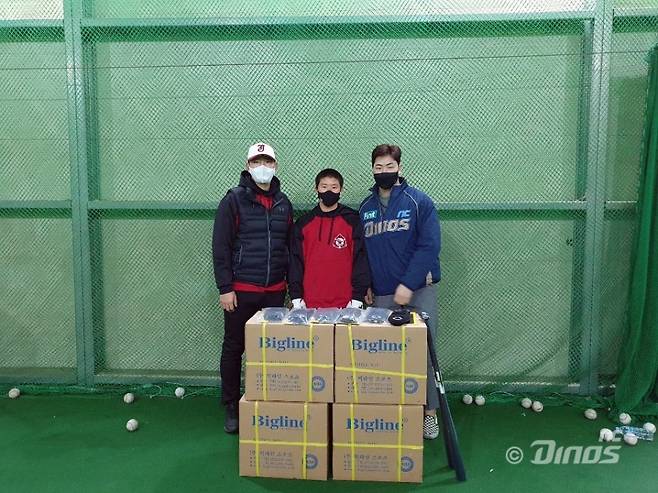 ▲ 장충고등학교 야구부에 야구용품을 전달한 송명기(오른쪽) ⓒ NC 다이노스