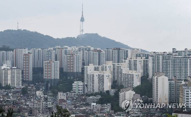 남산 아래로 보이는 서울 아파트 단지 전경 [연합뉴스 자료사진]