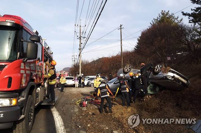 원주서 전복 승용차 운전자 구조작업 [강원 원주소방서 제공. 재판매 및 DB 금지]