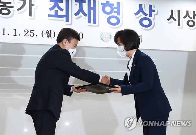 '독립운동가 최재형상' 수상하는 추미애 장관 (서울=연합뉴스) 한종찬 기자 = 추미애 법무부 장관이 25일 서울 여의도 광복회관에서 김원웅 광복회장으로부터 '독립운동가 최재형상'을 받고 있다. saba@yna.co.kr