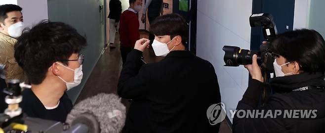 kt 주권, 연봉조정위 참석 (서울=연합뉴스) 최재구 기자 = kt 위즈 주권이 25일 서울 서초구 한국야구위원회 컨퍼런스룸에서 열린 연봉조정위원회에 참석하고 있다. 주권과 KT는 2021시즌 연봉에 각각 2억5000만원과 2억2000만원을 제시하며 합의하지 못했다. 2021.1.25 jjaeck9@yna.co.kr