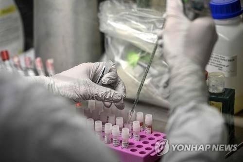코로나19 분석하는 프랑스 파스퇴르연구소 연구원 [AFP=연합뉴스 자료사진. DB 및 재판매 금지]
