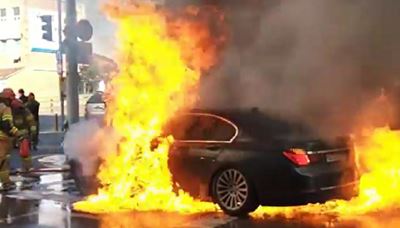 지난해 10월 25일 울산에서 화재가 발생한 BMW 승용차를 소방대원이 진화하고 있다. 사진=뉴스1