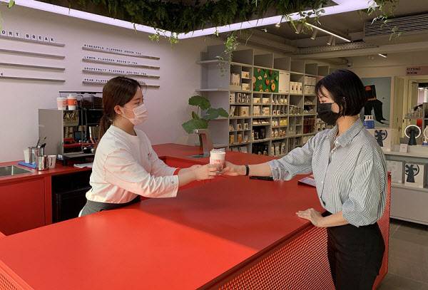 자주(JAJU)의 카페형매장 신논현점. 신세계인터내셔날 제공