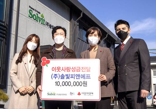 25일 오후 2시에 진행한 전달식에 참석한 손원록 대표이사와 강주현 본부장 및 기업 홍보대사인 박재현·방초록 배우가 기념촬영을 하고 있다.(사진=경기북부사랑의열매 제공)