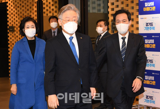 이재명 경기도지사(왼쪽 두번째)와 서울시장 보궐선거에 나선 박영선 전 중소벤처기업부장관(왼쪽 첫번째), 더불어민주당 우상호 의원(오른쪽 첫번째)이 26일 서울 여의도 글래드호텔에서 열린 경기도 기본주택 토론회에 참석하고 있다. (사진=노진환 기자)