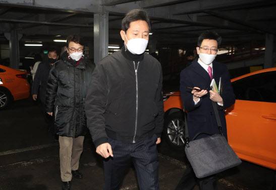 서울시장 보궐선거 출마를 선언한 오세훈 전 서울시장이 26일 오후 서울 금천구 독산동 택시회사인 경복상운을 방문하고 있다. (사진=국회사진취재단)