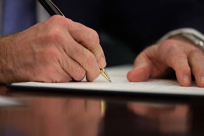 취임 일주일을 맞은 조 바이든 미국 대통령이 행정지침 수십 개를 쏟아내며 ‘트럼프 지우기’에 속도를 내고 있다(사진=AFP)