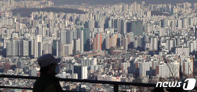 서울 중구 남산에서 바라본 도심 아파트 단지 모습. 2021.1.19/뉴스1 © News1 민경석 기자