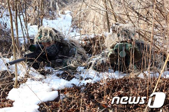 육군 27사단 저격반 요원들이 강원 화천군 전방 진지에서 K-14 저격용 소총으로 ‘단 한발로 적을 사살’하는 저격반 집체교육을 받고 있다.(27사단제공)2017.2.7/뉴스1 © News1 홍성우 기자