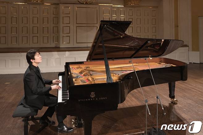 피아니스트 조성진이 연주하는 모습.(LG유플러스 제공) 2021.1.26/뉴스1