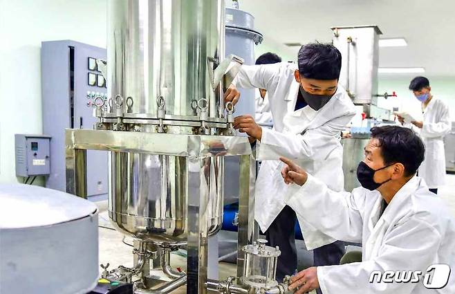 (평양 노동신문=뉴스1) = 북한 노동당 기관지 노동신문은 26일 새 국가경제발전 5개년 계획 달성을 위해 과학기술 발전을 촉구하고 나섰다. 사진은 장자산종합식료공장 내부 모습. [국내에서만 사용가능. 재배포 금지. DB 금지. For Use Only in the Republic of Korea. Redistribution Prohibited] rodongphoto@news1.kr