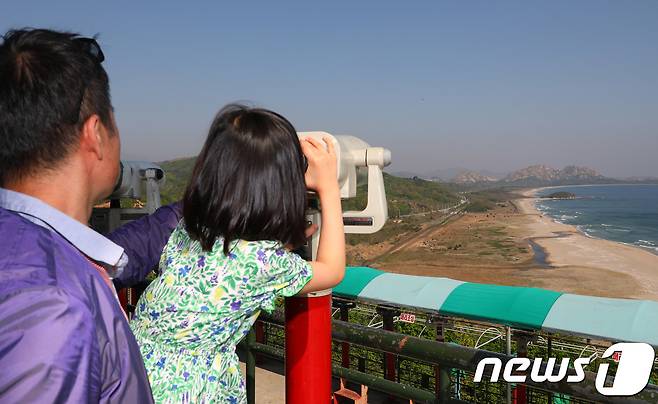 강원도 최북단 고성 통일전망대를 찾은 한 어린이가 망원경을 통해 북한지역을 바라보고 있다. 2018.4.28/뉴스1 © News1 고재교 기자