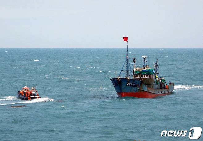 입어 관련 규정 위반 중국어선.(해수부 서해어업관리단 제공)/뉴스1 © News1