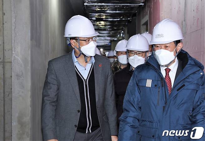 고영권 제주도 정무부지사(왼쪽)가 26일 오전 제주시 건입동 행복주택 건설현장을 방문, 공사 관계자들로부터 진행상황에 대해 설명을 듣고 있다 (제주도 제공)© 뉴스1