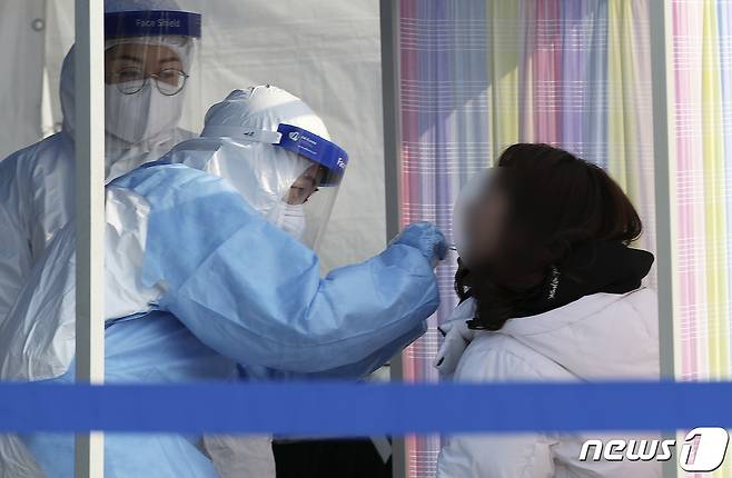 18일 오전 울산시 북구 화봉공원에 마련된 임시 선별진료소에서 신종 코로나바이러스 감염증(코로나19) 무증상 감염자 조기 발견과 지역 확산 방지를 위해 북구 보육시설 종사자들에 대한 선제적 PCR검사가 이뤄지고 있다. 2021.1.18/뉴스1 © News1 윤일지 기자