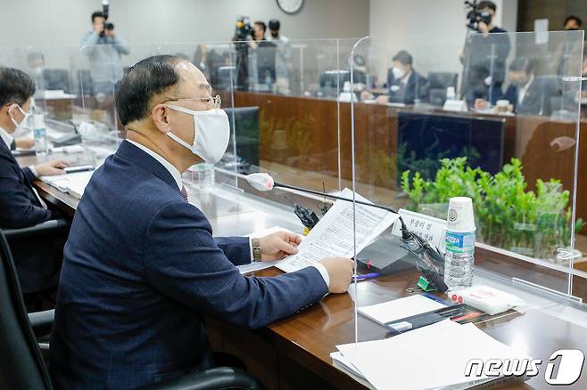 홍남기 경제부총리 겸 기획재정부 장관이 26일 오후 서울 여의도 중소기업중앙회에서 열린 제6차 소재·부품·장비 경쟁력강화위원회에서 모두발언을 하고 있다. 2021.1.26/뉴스1 © News1 안은나 기자
