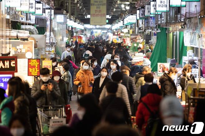 민족대명절 설날을 보름여 앞둔 26일 서울시내 한 전통시장을 찾은 시민들이 장을 보고 있다. 2021.1.26/뉴스1 © News1 유승관 기자