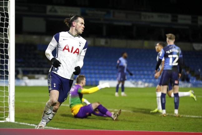 베일이 26일(한국시간) 위컴전에서 선제골을 넣은 후 세리머니를 하고 있다. 하이위컴 | AP연합뉴스